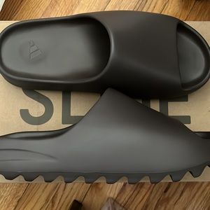 YEEZY SLIDES SOOT